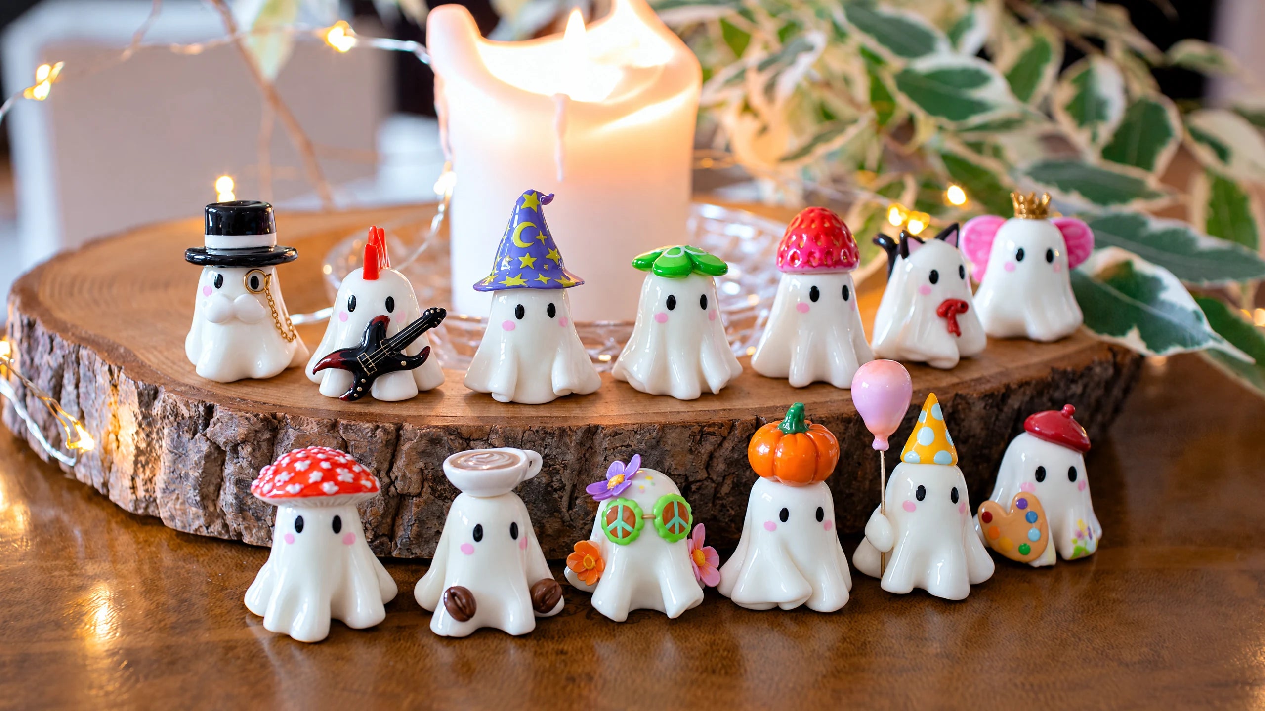 Die 13 handgefertigten Ghosties mit ihren individuellen Hüten und Accessoires